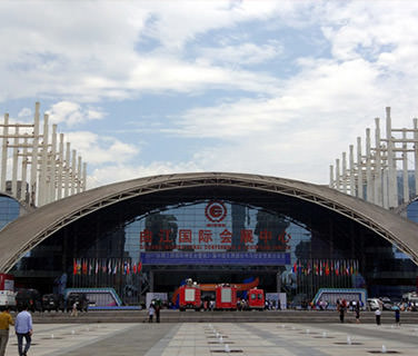 抓住機(jī)遇，迎接挑戰(zhàn)