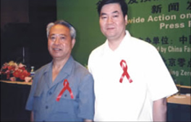 時任中國計劃生育政協(xié)常務(wù)副會長楊魁孚與袁曉峰在一起