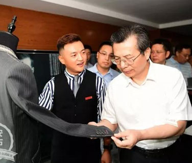 王永康書記到西安工程大學(xué)·三八婦樂健康服飾研究中心調(diào)研