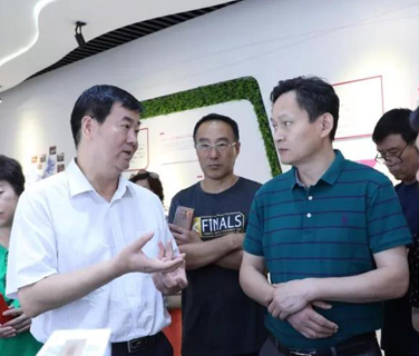 南京大學領(lǐng)導(dǎo)到三八婦樂調(diào)研